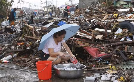 Nước sạch, thức ăn, thuốc và lều bạt là những gì cần nhất hiện nay với người dân Philippines.