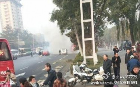 Hiện trường vụ đánh bom tự chế tại trụ sở tỉnh ủy Sơn Tây, Trung Quốc. Hiện trường vụ đánh bom tự chế tại trụ sở tỉnh ủy Sơn Tây, Trung Quốc.