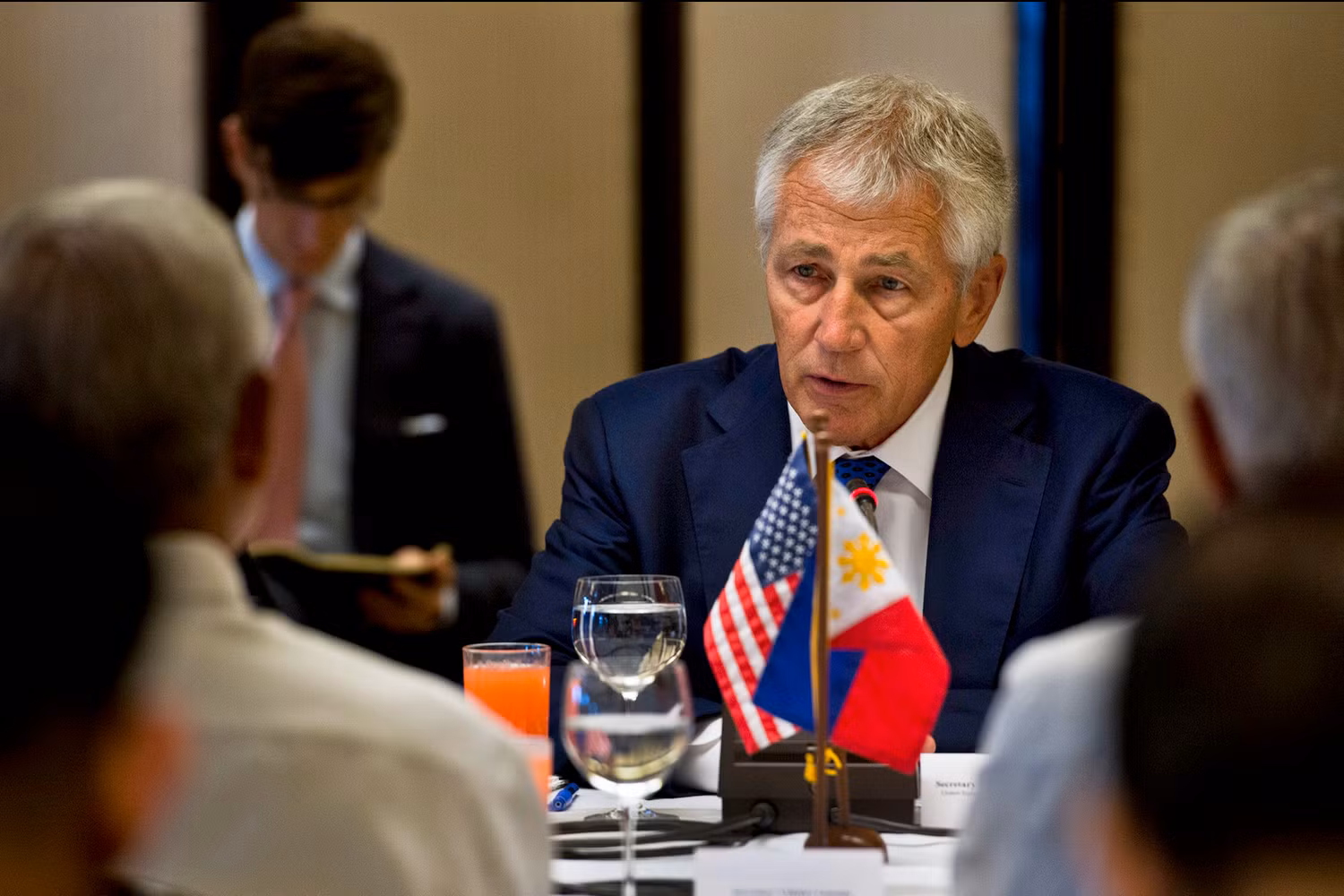 Bộ trưởng Quốc phòng Mỹ Chuck Hagel trong phiên hội đàm với người đồng cấp Philippines Voltaire Gazmin. Bộ trưởng Quốc phòng Mỹ Chuck Hagel trong phiên hội đàm với người đồng cấp Philippines Voltaire Gazmin.