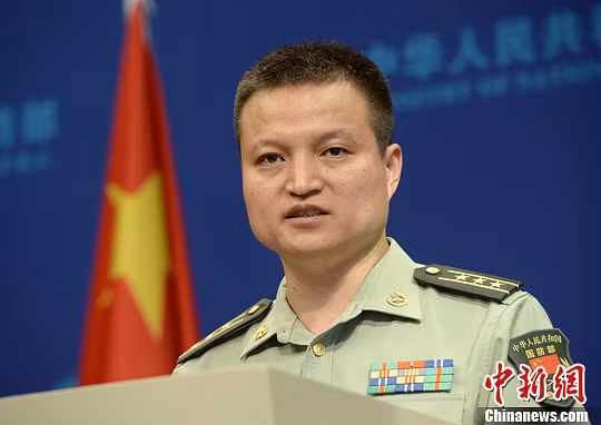 Dương Vũ Quân, người phát ngôn Bộ Quốc phòng Trung Quốc đã từng bóng gió hôm 24/11 về khả năng áp đặt bất hợp pháp cái gọi là khu nhận diện phòng không ở Biển Đông. Dương Vũ Quân, người phát ngôn Bộ Quốc phòng Trung Quốc đã từng bóng gió hôm 24/11 về khả năng áp đặt bất hợp pháp cái gọi là khu nhận diện phòng không ở Biển Đông.