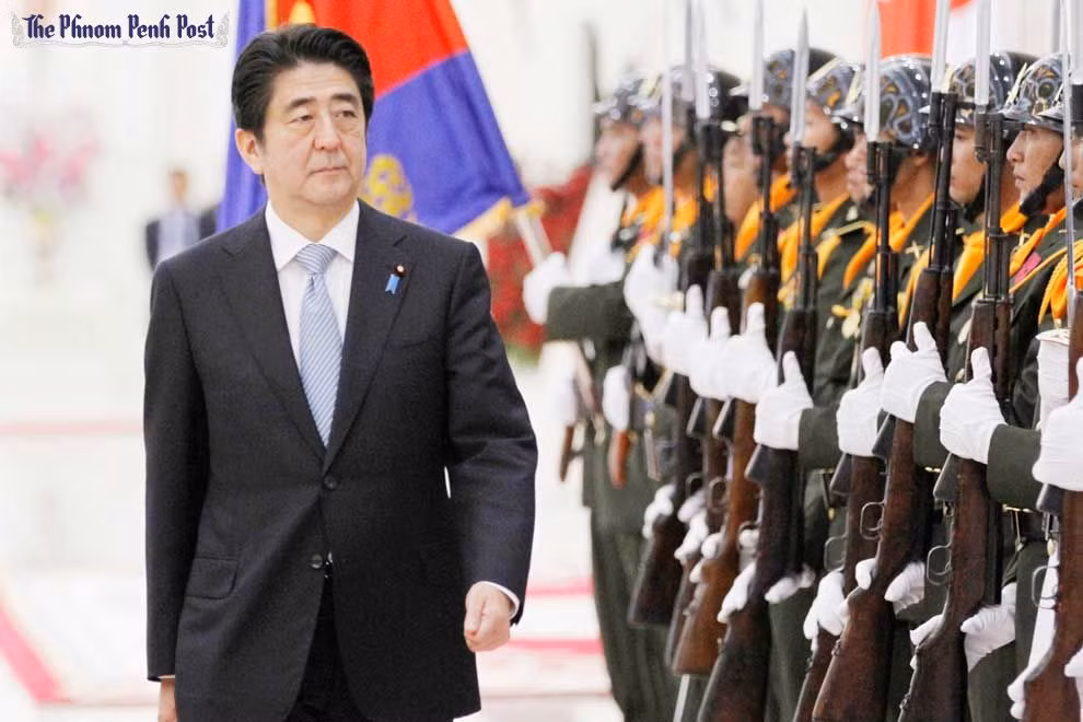 Thủ tướng Nhật Bản Shinzo Abe thăm chính thức Campuchia ngày 16/11. Nguồn: The Phnom Penh Post. Thủ tướng Nhật Bản Shinzo Abe thăm chính thức Campuchia ngày 16/11. Nguồn: The Phnom Penh Post.
