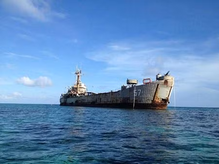 Philippines phái quân chốt giữ xác chiếc tàu cũ trên bãi Cỏ Mây để canh chừng Trung Quốc nhảy vào bãi Cỏ Rong. (Bãi Cỏ Mây và bãi Cỏ Rong nằm trong quần đảo Trường Sa thuộc chủ quyền Việt Nam, là đối tượng mà Philippines, Trung Quốc, Đài Loan cũng yêu sách "chủ quyền"). Philippines phái quân chốt giữ xác chiếc tàu cũ trên bãi Cỏ Mây để canh chừng Trung Quốc nhảy vào bãi Cỏ Rong. (Bãi Cỏ Mây và bãi Cỏ Rong nằm trong quần đảo Trường Sa thuộc chủ quyền Việt Nam, là đối tượng mà Philippines, Trung Quốc, Đài Loan cũng yêu sách "chủ quyền").