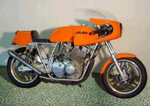 Laverda V6 được coi là một con quỷ trong chảo đua với sức mạnh tương đương những chiếc siêu xe Công thức Một thời điểm đó. Được thiết kế bởi một kỹ sư cũ của Maserati có tên Giulo Alfieri, chiếc xe được trang bị động cơ V6 dung tích 996cc này chính thức ra mắt tại sự kiện Bol d’Or 24 Hour và đạt vận tốc 283 km/h (nhanh hơn 30 km/h so với “ông hoàng” thời điểm đó là Honda RCB1000) trước khi gặp phải sự cố vỡ điểm chữ U