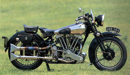 Được mệnh danh là chiếc "Rolls-Royce 2 bánh", Brough Superior SS100 thu hút được sự quan tâm của mọi đối tượng yêu thích xế nổ tại thời điểm ra mắt vào những năm 30 của thế kỷ trước. Ưu điểm của mẫu xe này là kiểu dáng bắt mắt và khả năng chạy trên nhiều địa hình khác nhau.