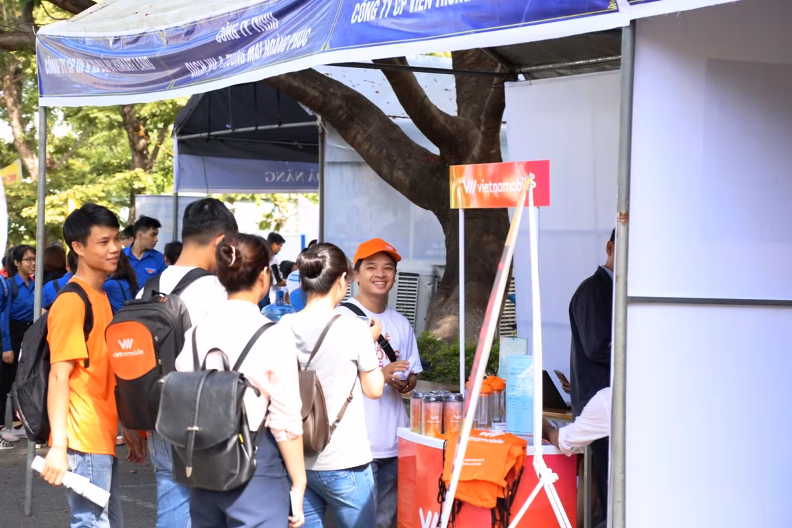 Sinh viên tìm kiếm cơ hội việc làm tại các đơn vị tuyển dụng. Ảnh: TH Sinh viên tìm kiếm cơ hội việc làm tại các đơn vị tuyển dụng. Ảnh: TH