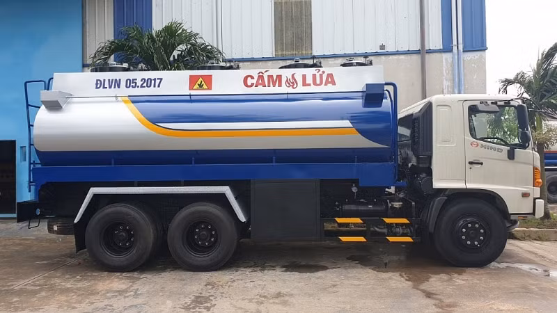 Phương tiện vận tải hàng hóa nguy hiểm phải dán biểu trưng hàng nguy hiểm. Ảnh minh họa: Báo Hải Quan Phương tiện vận tải hàng hóa nguy hiểm phải dán biểu trưng hàng nguy hiểm. Ảnh minh họa: Báo Hải Quan