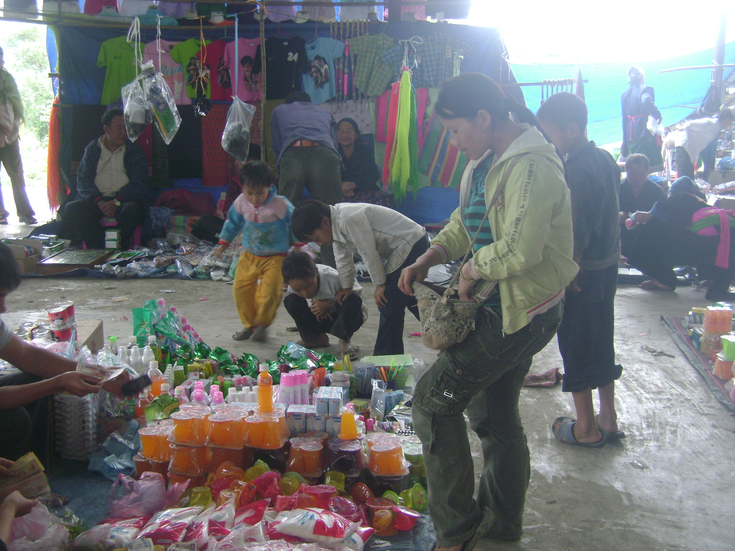 Người phụ nữ này là một trong số ít những người chuyên đi đổi tiền cho các tiểu thương và người mua hàng trong phiên chợ đặc biêt này