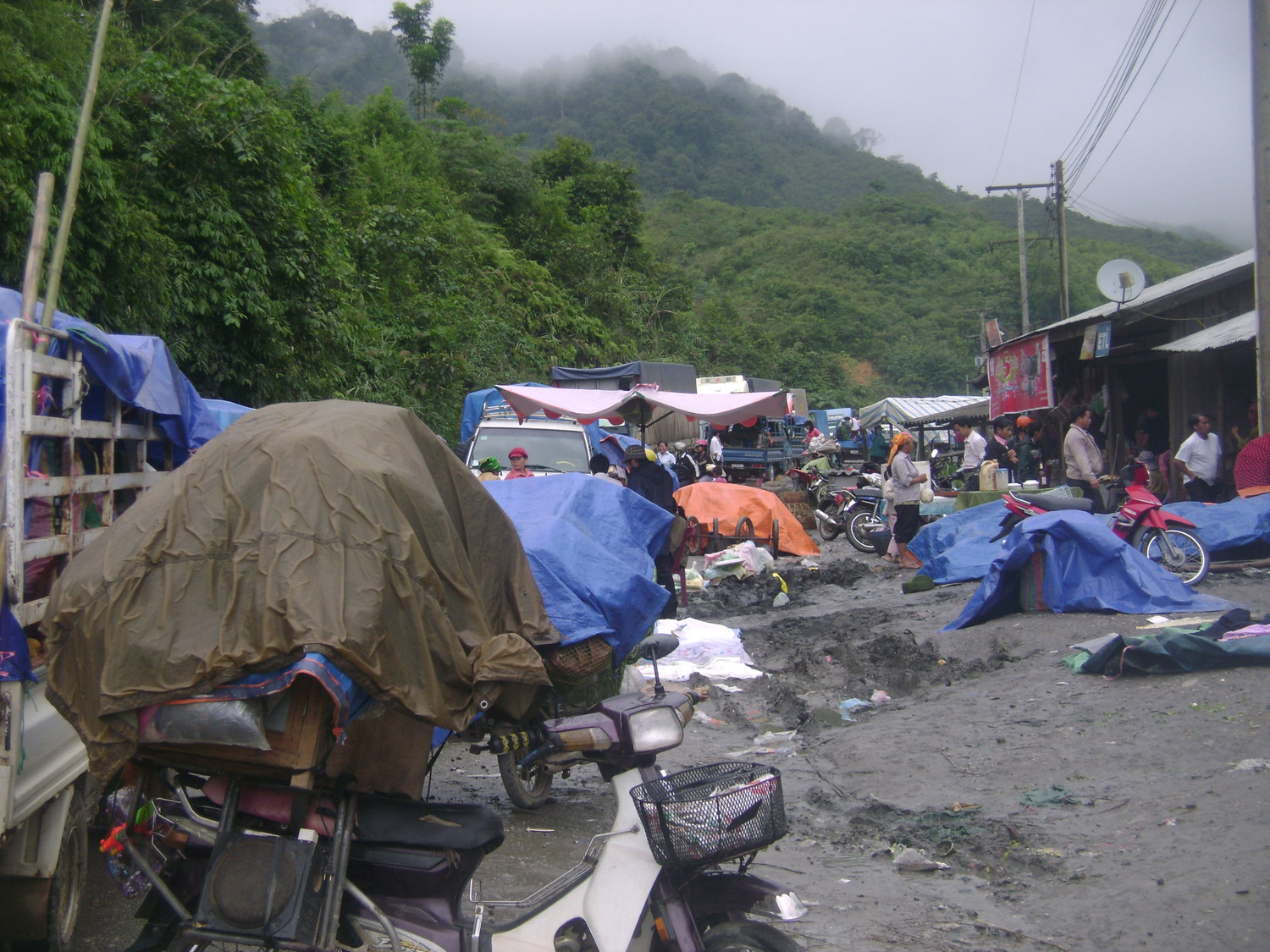 Mỗi phiên chợ chỉ kéo dài trong vòng hai ngày