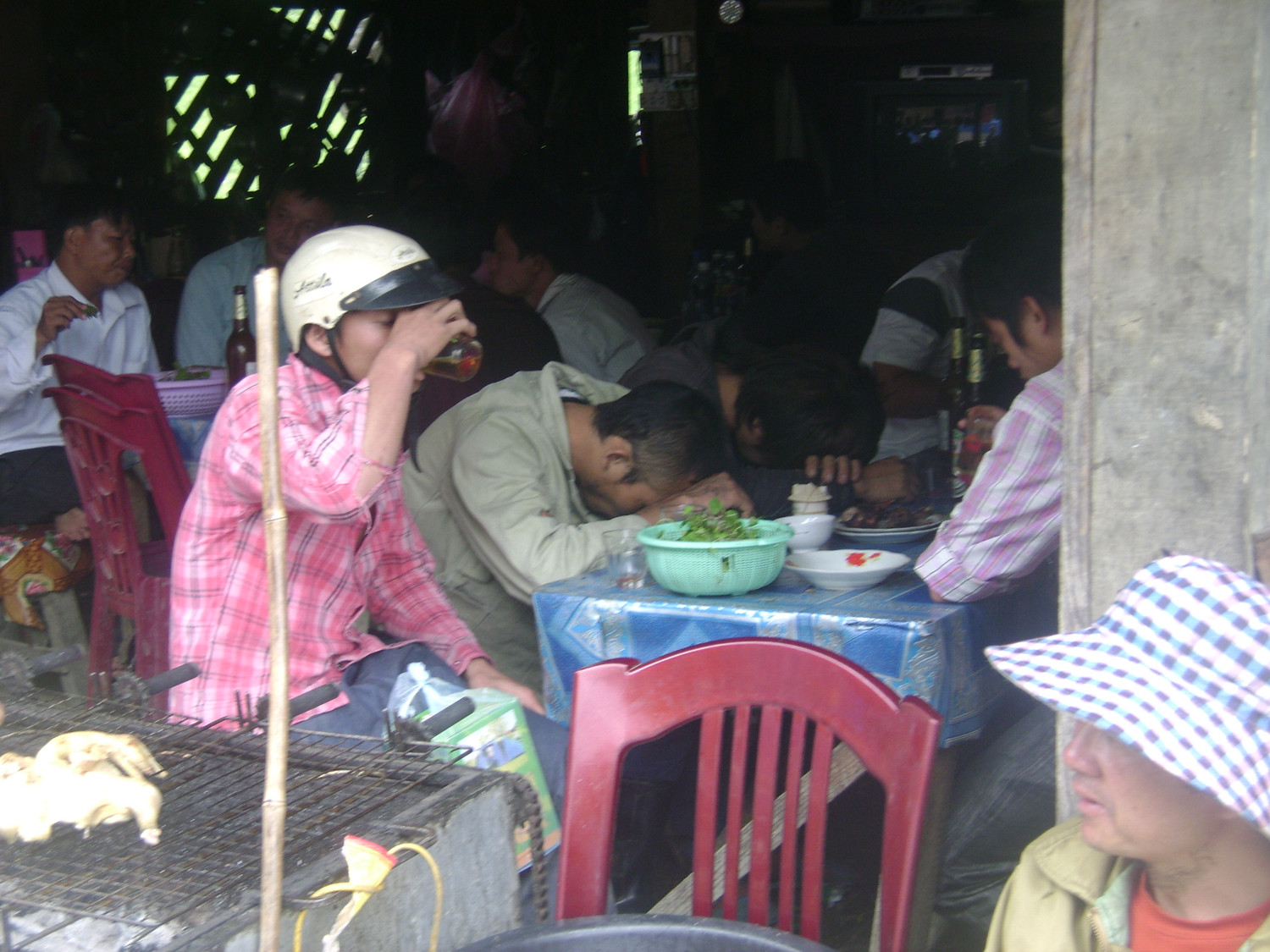 Đây cũng là dịp cho cánh mày râu hai nước gặp nhau cụng ly và không ít người đã gục ngay tại quán