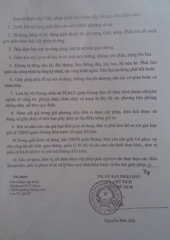 Giấy phép sử dụng tạm thời hè phố do UBND quận Hoàng Mai cấp cho Công ty Tân Nhật Linh. Ảnh Bảo Nam.
