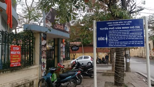 Quán cafe được xây dựng kiên cố trong khuôn viên TTVH quận Bắc Từ Liêm. Ảnh: Văn Phan
