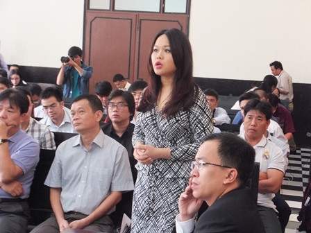Luật sư Hoàng, người ngồi (gấn nhất, áo đen) trong phiên xử vụ "con ruồi" của Tân Hiệp Phát. Ảnh Internet