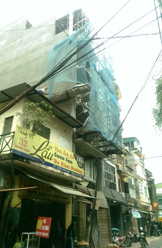 Công trình sai phép 30 Khương Trung đang gấp rút hoàn thiên, gây bức xúc trong nhân dân.Ảnh: Tiến Thành Công trình sai phép 30 Khương Trung đang gấp rút hoàn thiên, gây bức xúc trong nhân dân.Ảnh: Tiến Thành