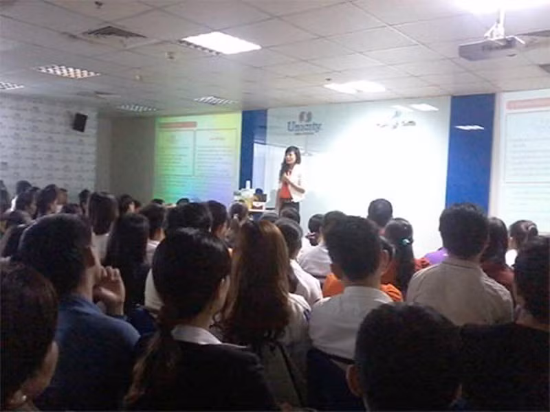 Tại một buổi hội thảo, nữ nhân viên Unicity đứng lên thuyết trình lôi kéo mọi người tham gia với mức thu nhập khủng lên tới 40.000 USD/tháng. (Ảnh nguồn báo Người Lao Động) Tại một buổi hội thảo, nữ nhân viên Unicity đứng lên thuyết trình lôi kéo mọi người tham gia với mức thu nhập khủng lên tới 40.000 USD/tháng. (Ảnh nguồn báo Người Lao Động)