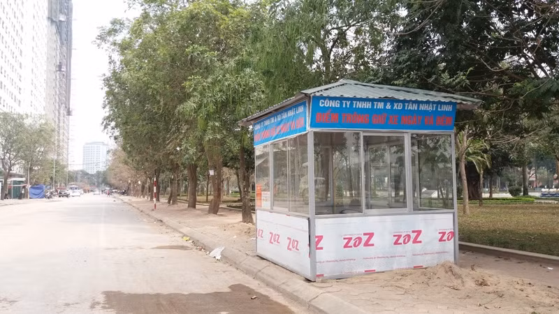 Bốt trông xe ngày và đêm do Công ty Tân Nhật Linh dựng lên để phục vụ cho việc trông xe cách đó không xa cũng nằm trên diện tích của công viên. Ảnh Bảo Nam.