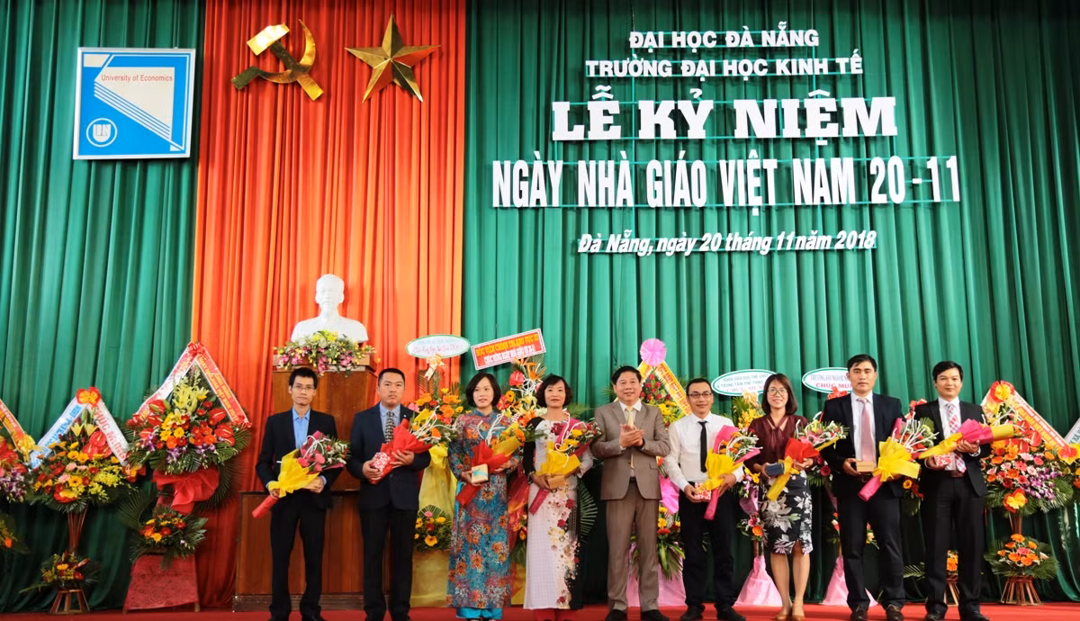 Trường Đại học Kinh tế Đà Nẵng tri ân thầy cô nhân ngày Nhà giáo Việt Nam 20/11. Ảnh: TT Trường Đại học Kinh tế Đà Nẵng tri ân thầy cô nhân ngày Nhà giáo Việt Nam 20/11. Ảnh: TT