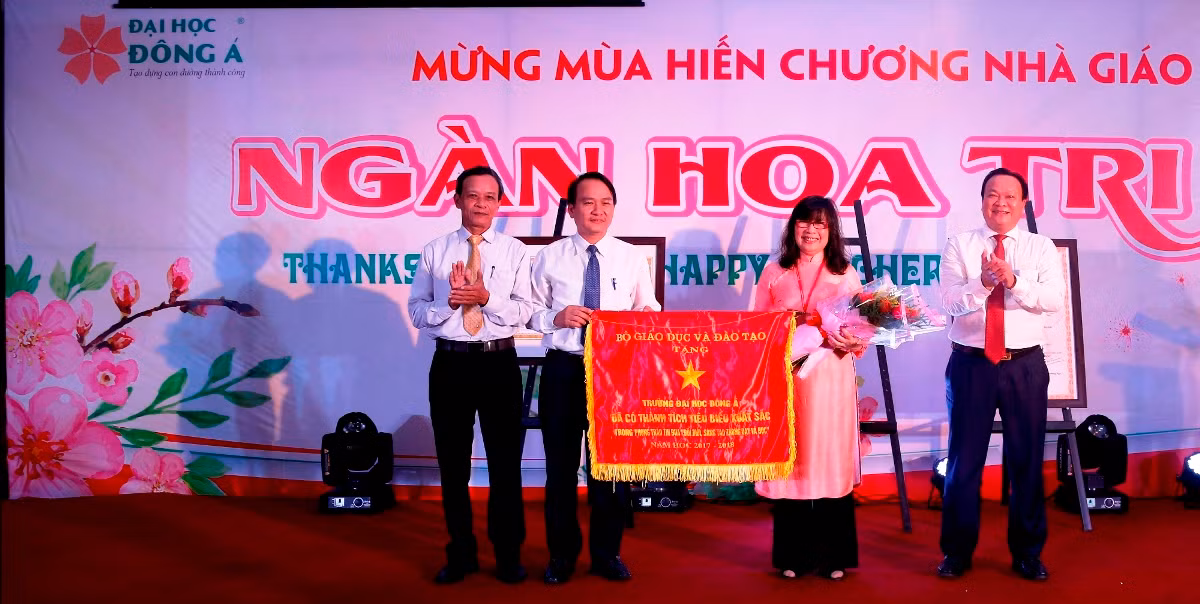 Đại học Đông Á nhận cờ thi đua của Bộ Giáo dục và Đào tạo. Ảnh: AN Đại học Đông Á nhận cờ thi đua của Bộ Giáo dục và Đào tạo. Ảnh: AN