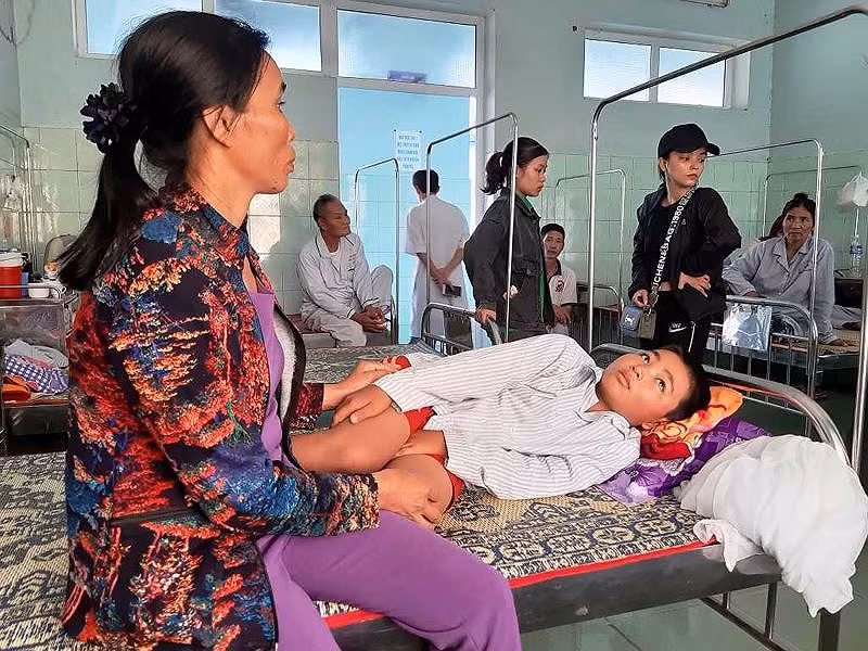 Cháu bé bị "xích cổ" ở lớp học, báo cáo của phòng giáo dục Trực Ninh ảnh 2