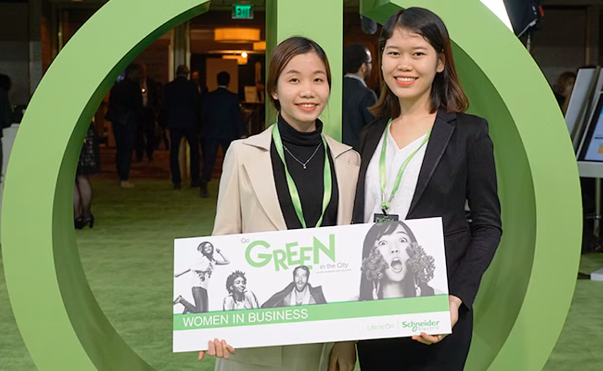 Hai nữ sinh Trường Đại học Duy Tân đã giành giải thưởng của cuộc thi Go Green in The City 2018 nhờ sáng chế độc đáo. Ảnh: AN Hai nữ sinh Trường Đại học Duy Tân đã giành giải thưởng của cuộc thi Go Green in The City 2018 nhờ sáng chế độc đáo. Ảnh: AN