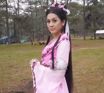 Có vẻ như cô nàng Khanh Chi Lâm xây dựng hình ảnh công chúa cho mình bằng rất nhiều trải nghiệm phong cách khác nhau