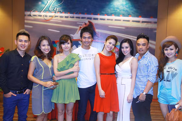 Các nghệ sĩ đến chúc mừng Vy Oanh. Từ trái sang: ca sĩ Hoàng Hải, MC Vân Hugo, diễn viên Midu, MC Phan Anh, ca sĩ Mỹ Dung, Vy Oanh, ca sĩ Tô Minh Thắng và MC Việt Nga.