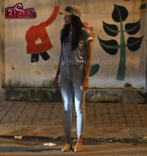 Mỗi khi xuất hiện ở các sự kiện hay trong những chương trình thời trang, Thanh Hằng luôn là tâm điểm, khi thì mọi người quan tâm đến bộ trang phục cô khoác trên mình, có lúc chú ý đến mái tóc kiểu cách, lúc lại là phong cách trình diễn chuyên nghiệp, tất cả đã tạo nên hình ảnh Thanh Hằng đẹp trong mắt khán giả. Tuy nhiên ở ngoài đời, Thanh Hằng lại cực kì giản dị nhưng không kém phần cá tính. 2Sao đã bắt gặp cô nàng chân dài 1m12 này đứng chờ taxi đi uống cafe cùng bạn trong trang phục “chuẩn men” đầy năng động cùng chiếc mũ lưỡi trai khiến Thanh Hằng càng trở nên cá tính hơn.