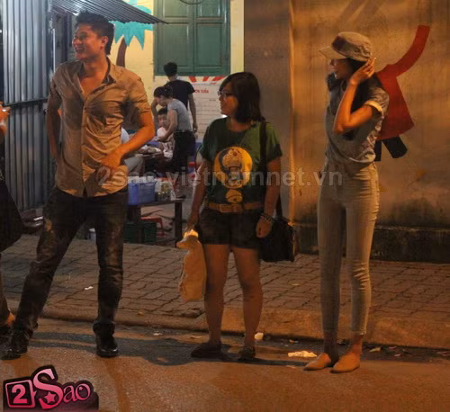 Thanh Hằng khá giản dị ngoài đời thường với trang phục cá tính và năng động