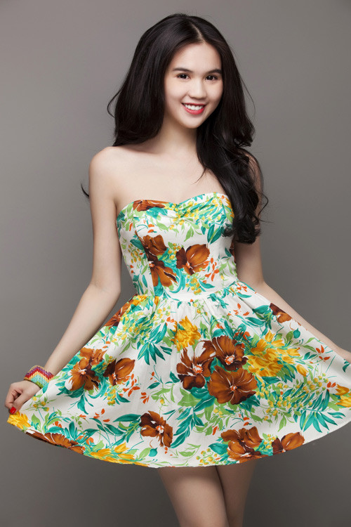 Những cánh hoa mùa thu đã bắt đầu rơi trên những chiếc đầm xòe kiểu công chúa đáng yêu và nhẹ nhàng.