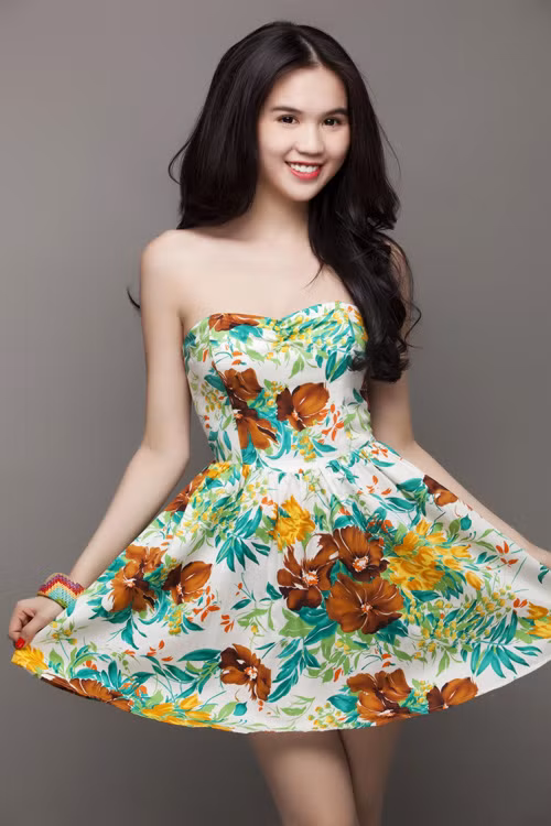 Những cánh hoa mùa thu đã bắt đầu rơi trên những chiếc đầm xòe kiểu công chúa đáng yêu và nhẹ nhàng.