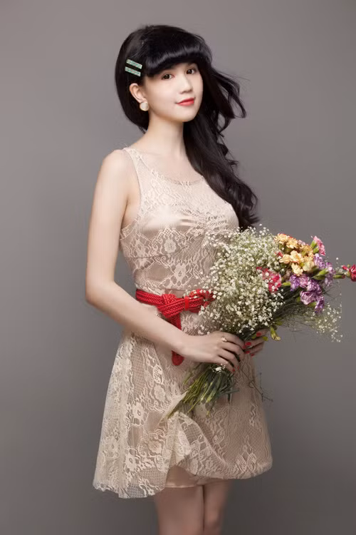 Một chiếc thắt lưng nhỏ ngang eo nếu phối hợp đắt sẽ khiến bạn trông càng thu hút.