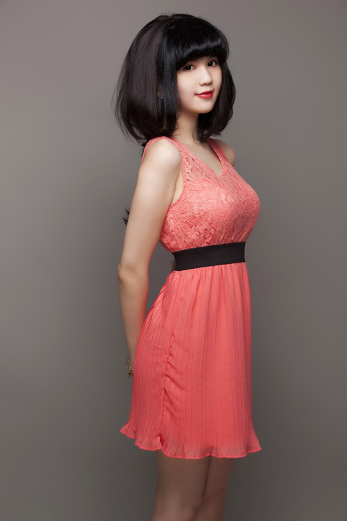 Đầm ren thun với chất liệu mềm dún nhẹ tạo sự thanh thoát cho người mặc.