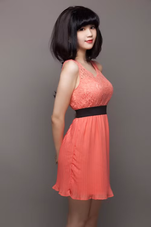 Đầm ren thun với chất liệu mềm dún nhẹ tạo sự thanh thoát cho người mặc.