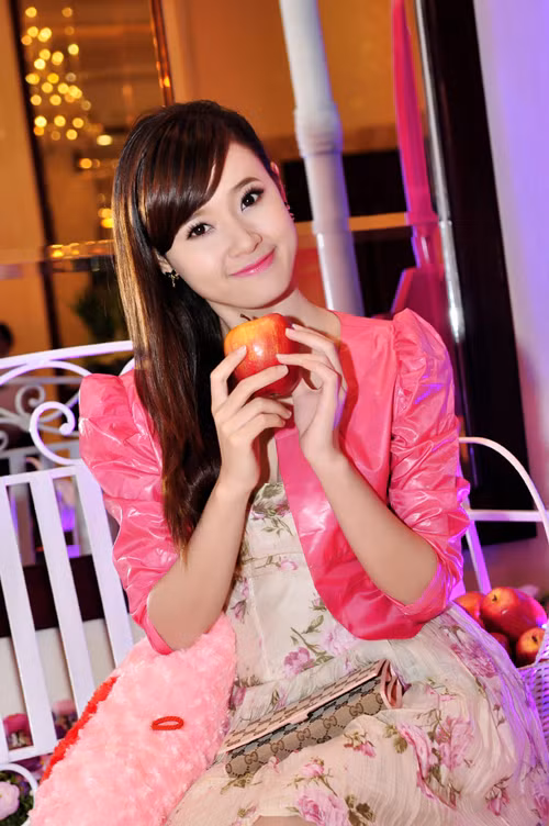 Nữ diễn viên xinh xắn như một nàng công chúa trong chuyện cổ tích.