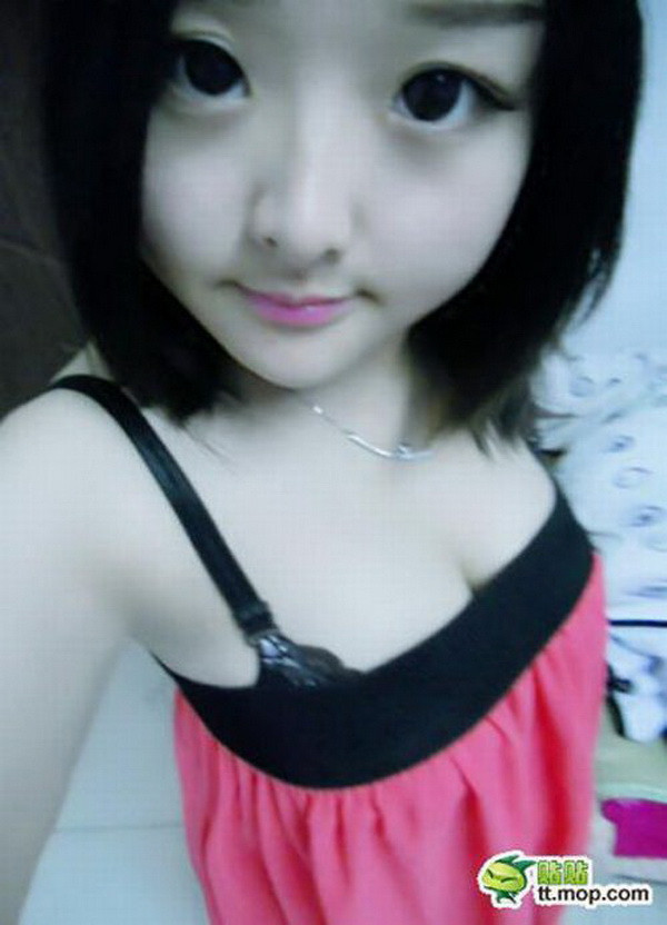 Cư dân mạng đang xôn xao, bàn tán về cô gái này, có người nhận xét: "Thật không thể tin nổi cô gái này đã 18 tuổi. Nhìn mặt bạn ấy giống như một học sinh lớp 5 vậy."
