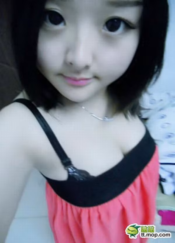 Cư dân mạng đang xôn xao, bàn tán về cô gái này, có người nhận xét: "Thật không thể tin nổi cô gái này đã 18 tuổi. Nhìn mặt bạn ấy giống như một học sinh lớp 5 vậy." Cư dân mạng đang xôn xao, bàn tán về cô gái này, có người nhận xét: "Thật không thể tin nổi cô gái này đã 18 tuổi. Nhìn mặt bạn ấy giống như một học sinh lớp 5 vậy."
