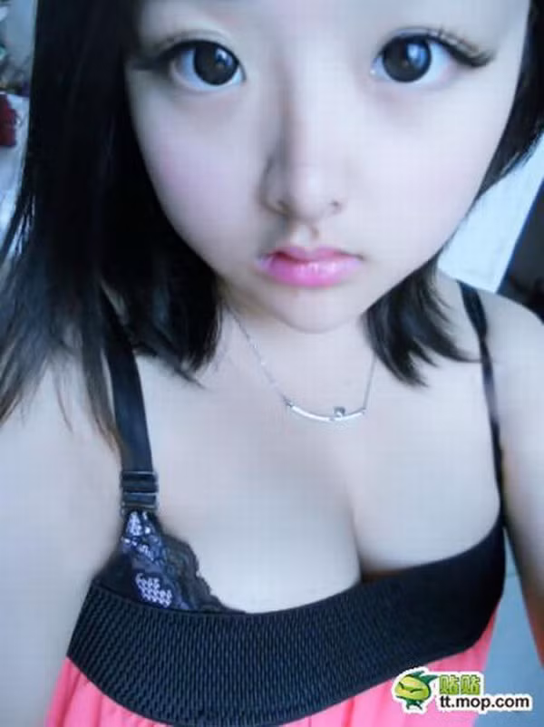 Khuôn mặt rất non nớt và ngây thơ. Khuôn mặt rất non nớt và ngây thơ.