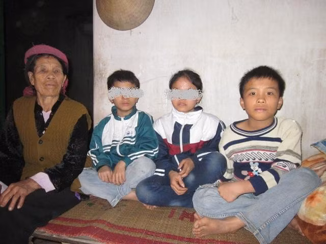 Dù ở với bà ngoại nhưng hai chị em Q. luôn sợ bố chúng đón về sống cùng