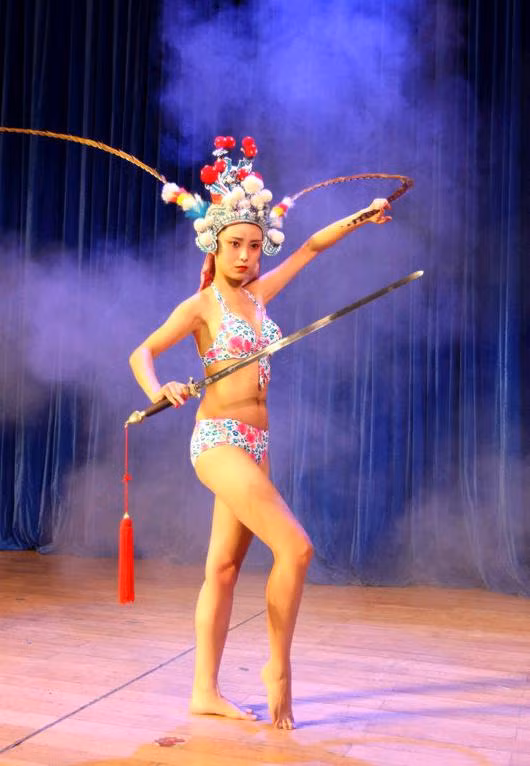 Trang phục bikini mà những nữ sinh này lựa chọn cũng có họa tiết gần gũi với hoa văn trang phục trong nghệ thuật kinh kịch.