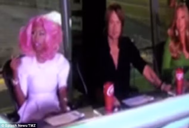 Nicki trong đoạn clip với những lời chửi bới và quát tháo qua lại bên bàn giám khảo American Idol. Mariah Carey trong hình mặc áo xanh ngồi ngoài cùng bên trái. Đoạn clip này hiện đang trong tay của trang TMZ.