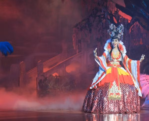 Xuất hiện xinh đẹp, lộng lẫy với trang phục kín đáo.