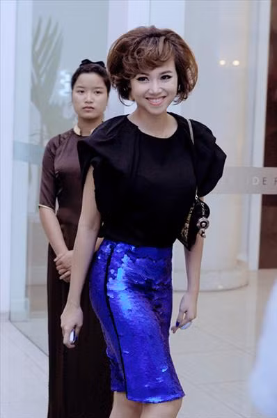 Ngọc Diệp với kiểu tóc xù khiến cô trông như đội tóc bết và cứng đơ trên đầu (Theo kienthucgiadinh)