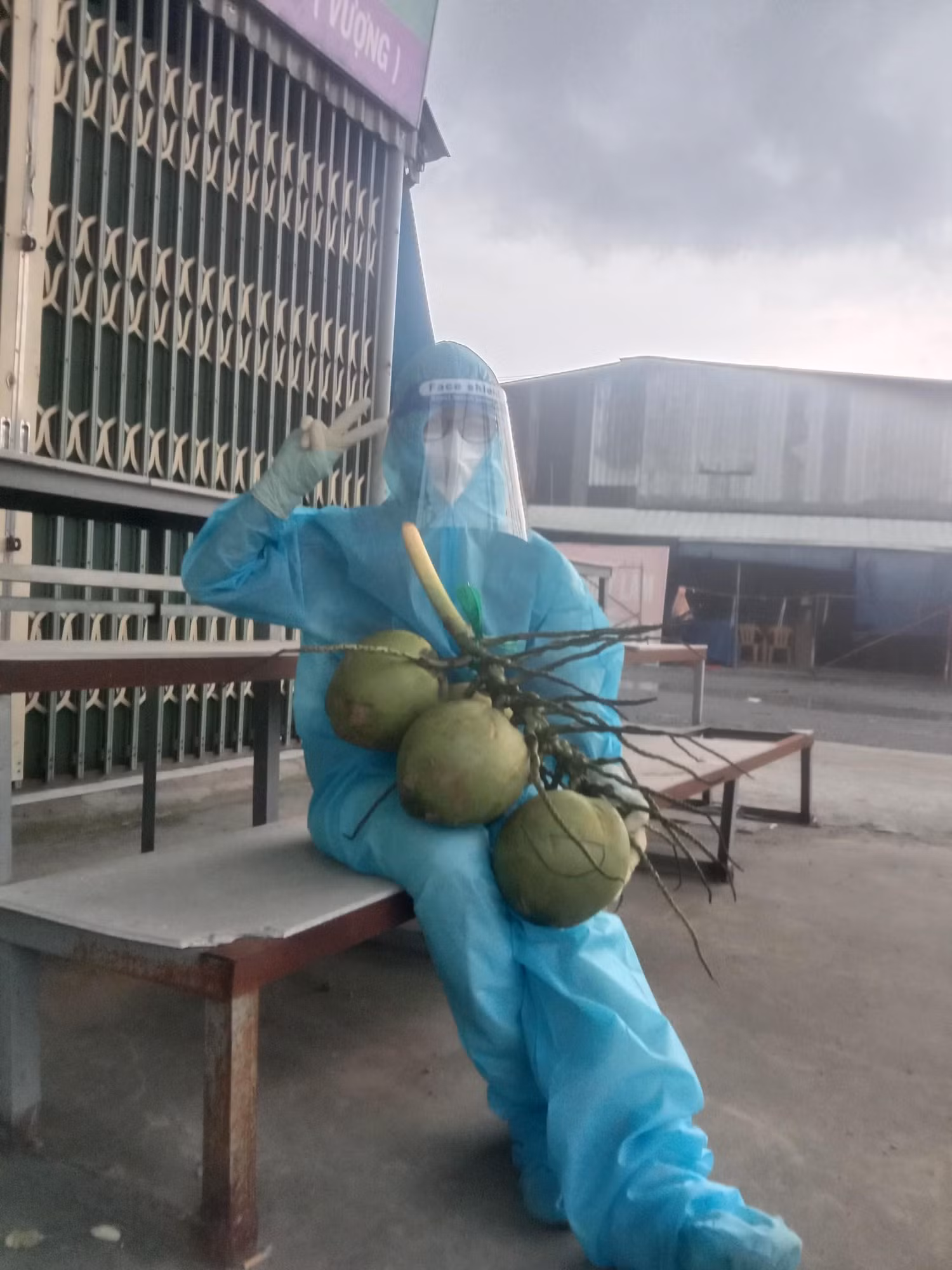 Người dân luôn quan tâm, yêu thương, tặng hoa quả cho các tình nguyện viên tham gia chống dịch. (Ảnh: NVCC) Người dân luôn quan tâm, yêu thương, tặng hoa quả cho các tình nguyện viên tham gia chống dịch. (Ảnh: NVCC)
