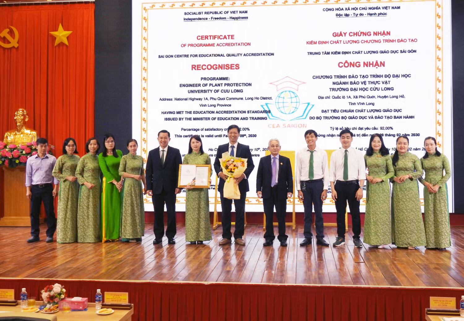 4-Ban-to-chuc-trao-chung-nhan-dat-chuan-kiem-dinh-CTDT-nganh-Bao-ve-thuc-vat-cho-Khoa-Nong-nghiep-Thuy-san-2048x1414.jpg