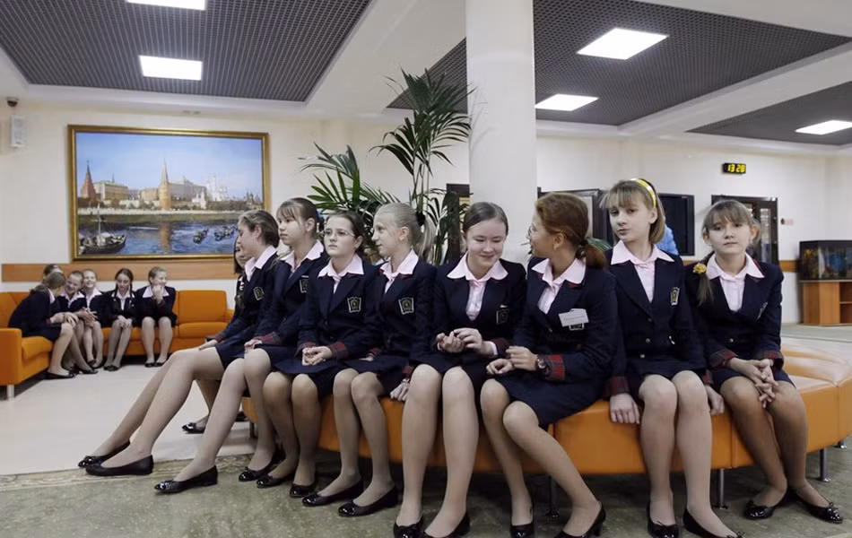 Nơi đây ngoài các môn học bắt buộc, 3 ngoại ngữ, các nữ sinh còn được học thêm các môn như thể thao, ca hát, múa. Trường có sức chứa 840 nữ sinh, hiện tại có khoảng 640 em. Năm 2011 đã có 55 nữ sinh tốt nghiệp khóa đầu tiên. Trong ảnh là những nữ sinh chỉn chu, gọn gàng với bộ đồng phục thường ngày