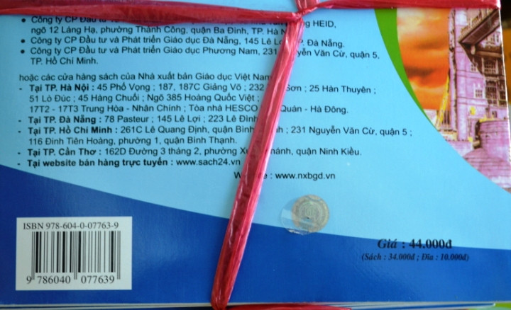 Sách in lậu nhưng vẫn có tem chống hàng giả. Sách in lậu nhưng vẫn có tem chống hàng giả.