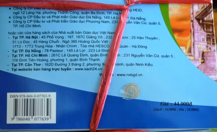 Sách in lậu nhưng vẫn có tem chống hàng giả. Sách in lậu nhưng vẫn có tem chống hàng giả.