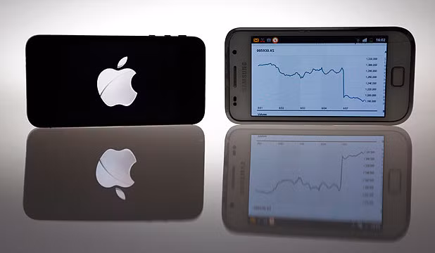 Chiếc Apple IPhone 4s và smartphone Samsung Galaxy S đặt cạnh nhau