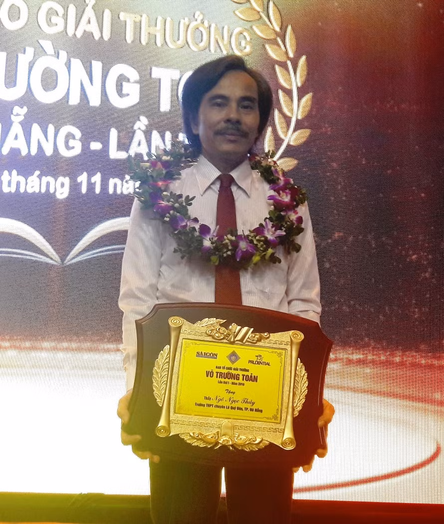 Thầy giáo ưu tú Ngô Ngọc Thủy tại lễ trao giải thưởng Võ Trường Toản, vinh danh những nhà giáo vì sự nghiệp "lương sư hưng quốc". (Ảnh: An Nguyên) Thầy giáo ưu tú Ngô Ngọc Thủy tại lễ trao giải thưởng Võ Trường Toản, vinh danh những nhà giáo vì sự nghiệp "lương sư hưng quốc". (Ảnh: An Nguyên)