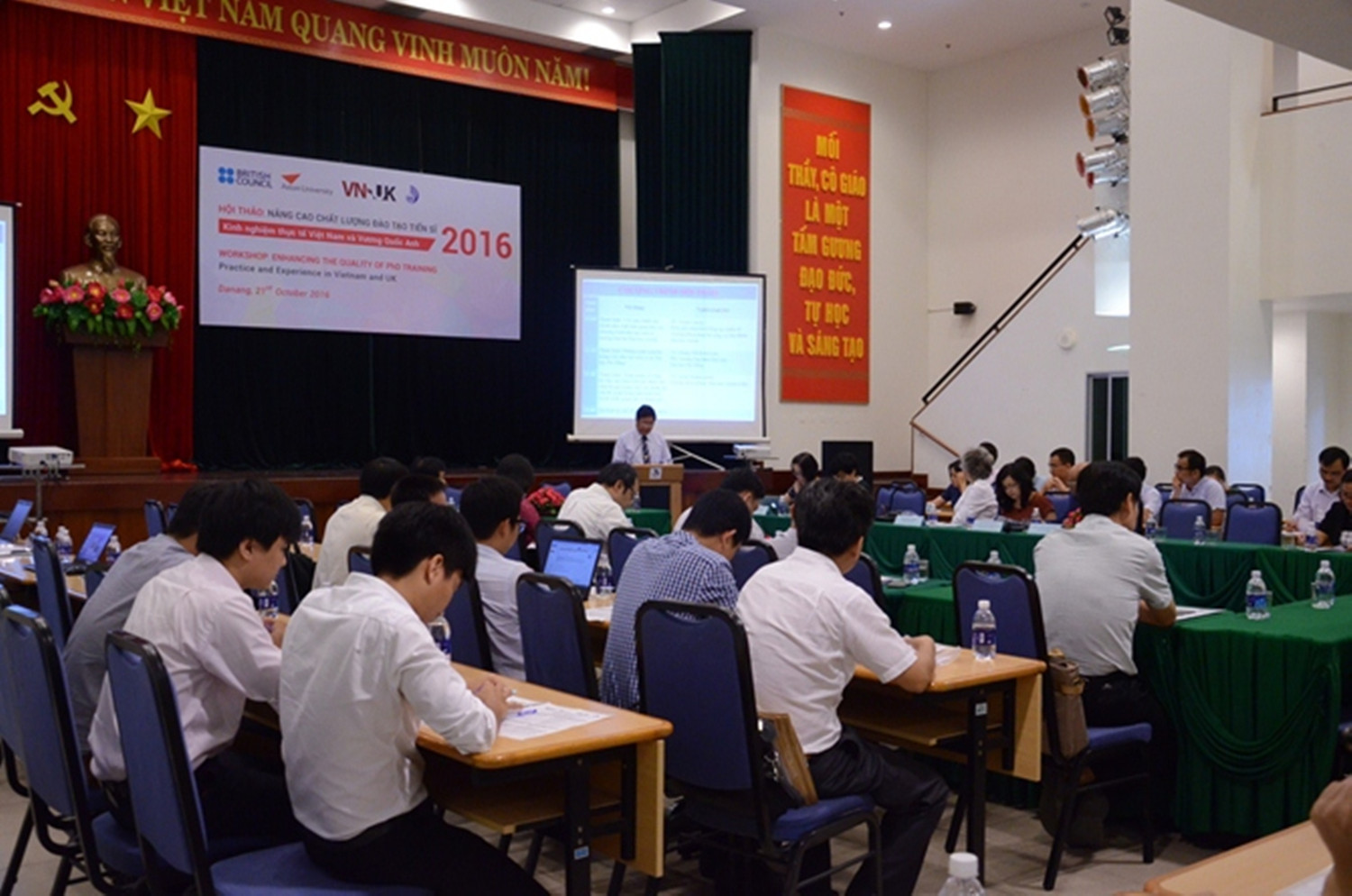 Các đại biểu tham gia hội thảo về thực trạng đào tạo Tiến sĩ tại Đà Nẵng. (Ảnh: TTN) Các đại biểu tham gia hội thảo về thực trạng đào tạo Tiến sĩ tại Đà Nẵng. (Ảnh: TTN)