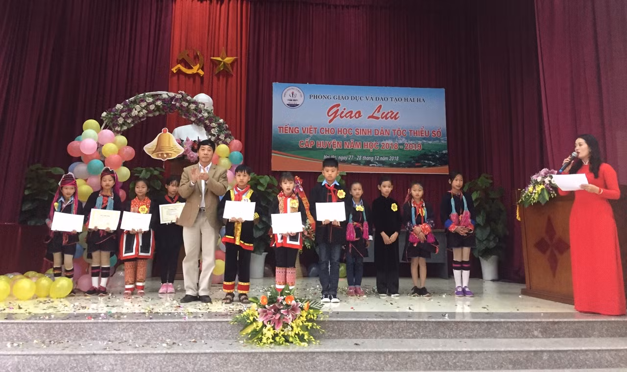 Ban tổ chức trao giải cho các em học sinh (Ảnh: CTV) Ban tổ chức trao giải cho các em học sinh (Ảnh: CTV)